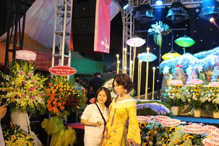 Lộ Lộ - 'bà bầu' đoàn lô tô Sài Gòn Tân Thời vui vẻ chụp ảnh cùng khán giả