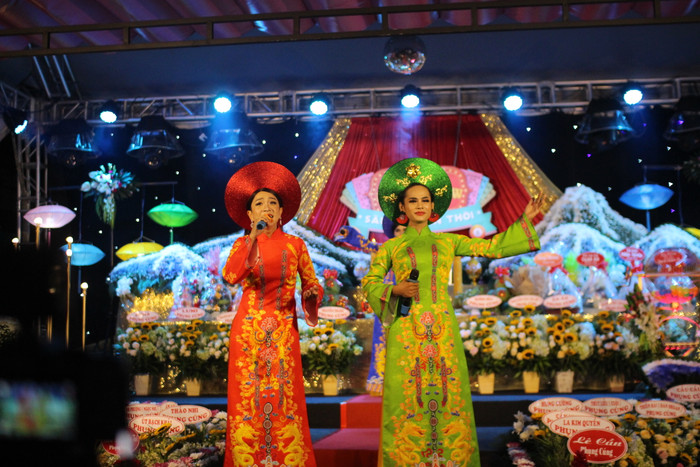 Đông đảo nghệ sĩ hát lô tô vui mừng trong ngày Giỗ Tổ ngành sân khấu