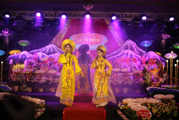 Nghệ sĩ hát lô tô nô nức dự lễ Giỗ Tổ ngành sân khấu mùa COVID-19 Ảnh 10