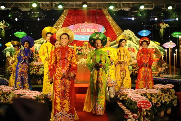 Nghệ sĩ hát lô tô nô nức dự lễ Giỗ Tổ ngành sân khấu mùa COVID-19 Ảnh 14