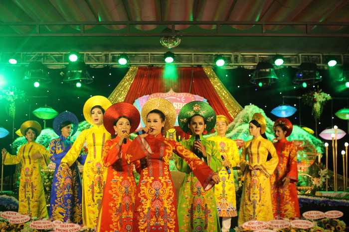 Nghệ sĩ hát lô tô nô nức dự lễ Giỗ Tổ ngành sân khấu mùa COVID-19 Ảnh 12