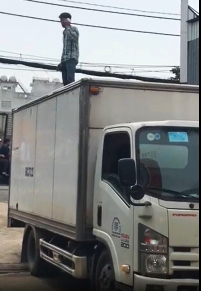 Đối tượng có biểu hiện 'ngáo đá' leo lên nóc xe tải nói nhảm
