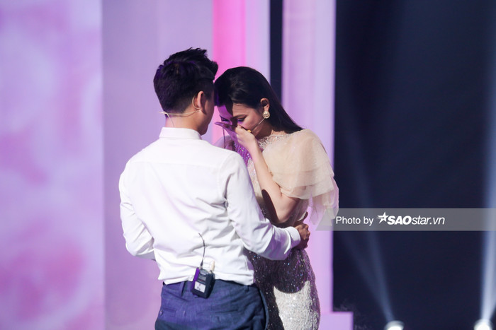 Đức Khánh thể hiện sự ân cần với Trà My