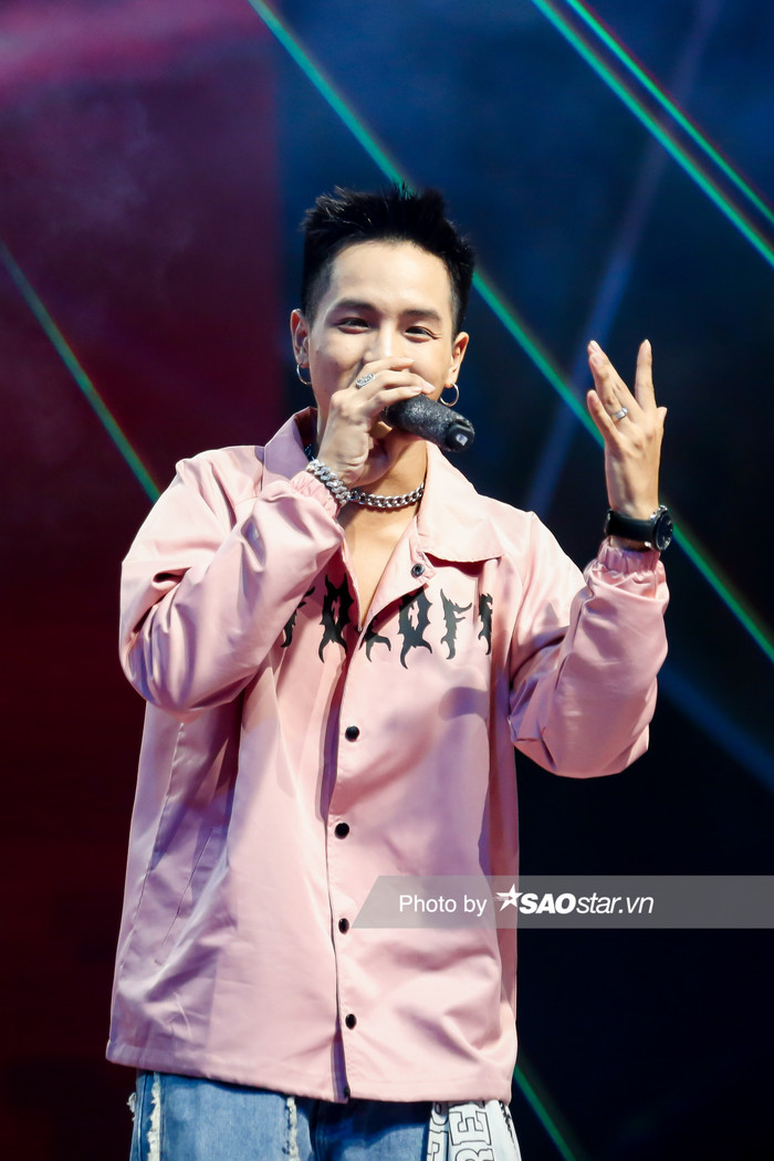 Dablo, Weeza bảnh trai 'đốn tim' loạt fans nữ với style 'bụi bặm' trên sân khấu King Of Rap tập 8 Ảnh 4