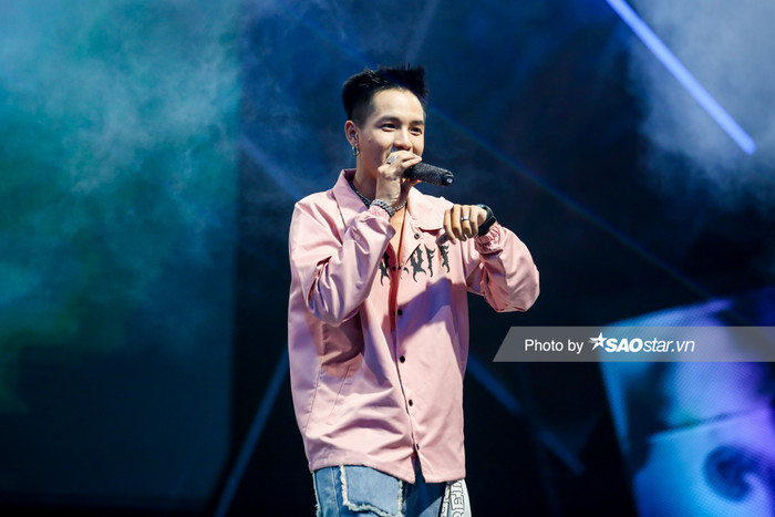 Dablo, Weeza bảnh trai 'đốn tim' loạt fans nữ với style 'bụi bặm' trên sân khấu King Of Rap tập 8 Ảnh 3