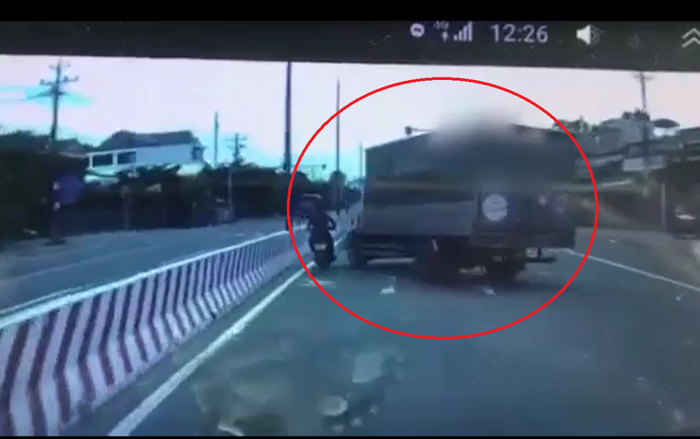 Người đàn ông đi xe máy 'ngông nghênh' ném vật lạ vào xe tải, hành động đầy bất ngờ của tài xế khiến người xem 'thót tim' Ảnh 2