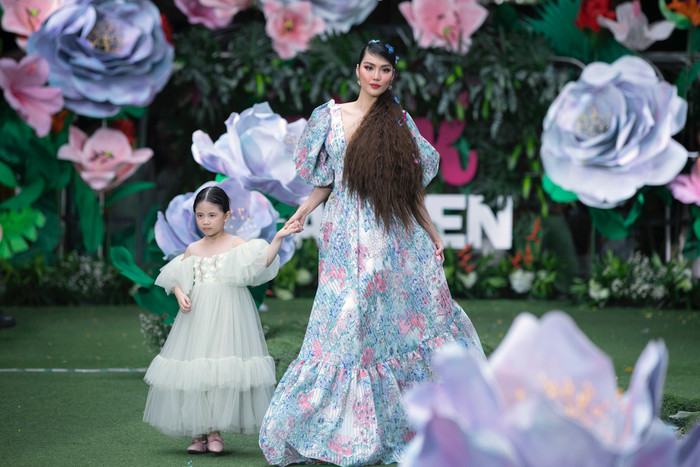 Sau khi sinh con trai đầu lòng và dành nhiều thời gian cho gia đình, Lan Khuê đang dần trở lại sàn diễn, đắt show với vai trò Vedette.