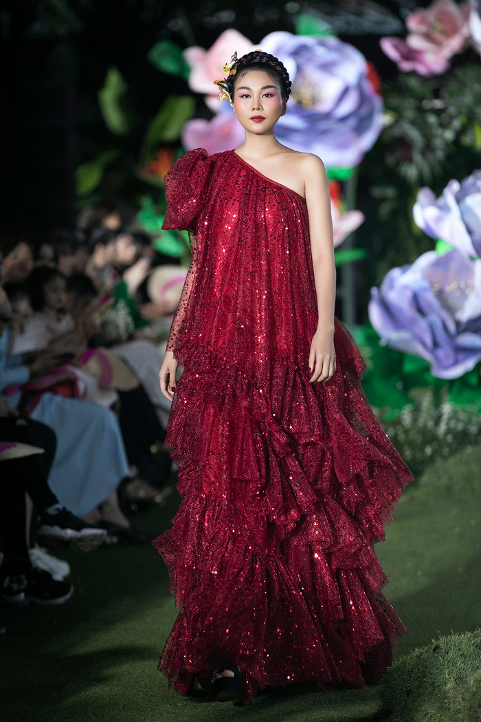 Siêu mẫu Thanh Hằng đảm nhận vai trò Vedette với thần thái quyền lực đầy cuốn hút.