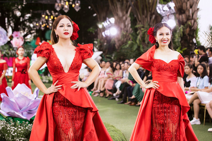 Chị em ca sĩ Cẩm Ly - Minh Tuyết gây bất ngờ lớn khi xuất hiện trên sàn diễn thời trang.