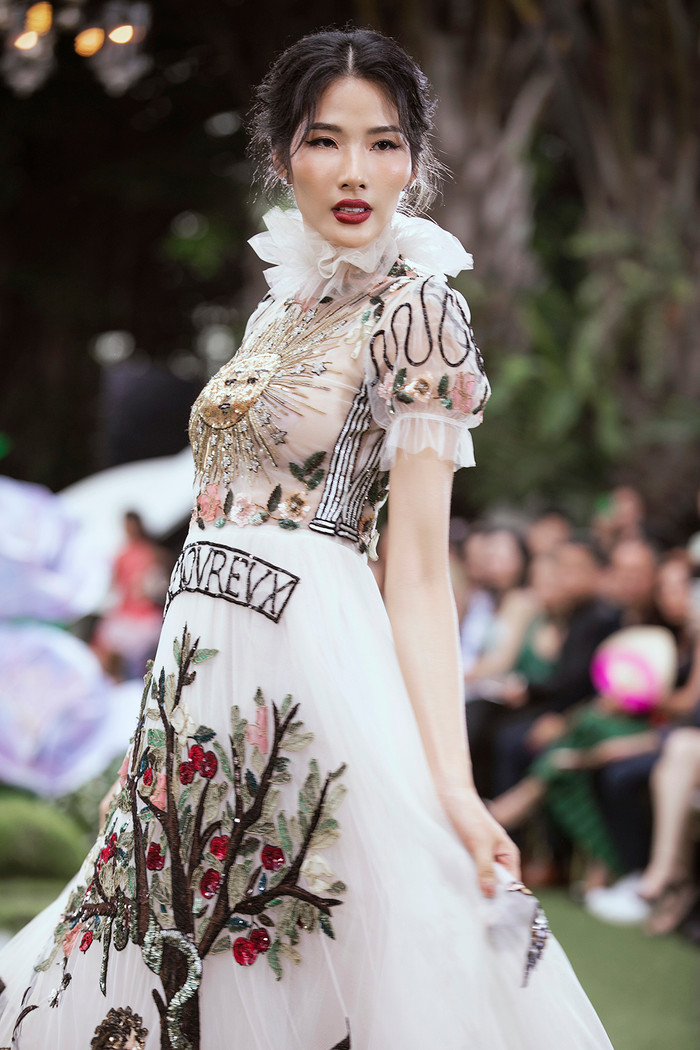 Thanh Hằng - Hoàng Thùy - Lan Khuê cùng diễn Vedette, thần thái quyền lực quyến rũ khiến fan không rời mắt Ảnh 4