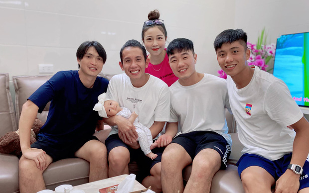 Dàn sao HAGL đến thăm con gái Phan Văn Đức Ảnh 2