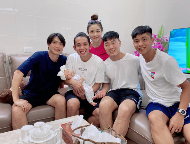 Nhóm cầu thủ HAGL tới thăm con gái Phan Văn Đức.