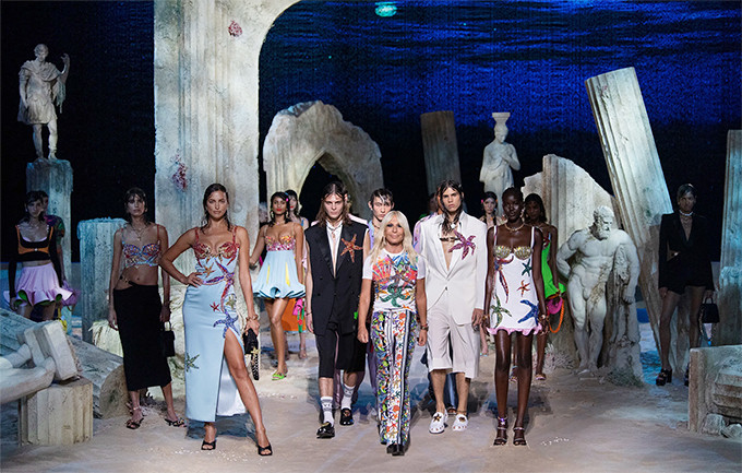 Sân khấu công phu được dàn dựng bởi ekip của hãng Versace với sự góp mặt của dàn mẫu 