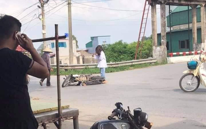 Hành động khó hiểu của hai nữ sinh sau khi ngã xe khiến cư dân mạng chú ý Ảnh 2