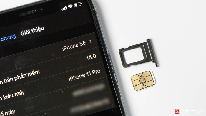 Phôi SIM được cho là không tương thích với iOS 14, từ đó gây nóng máy. (Ảnh: Sforum)