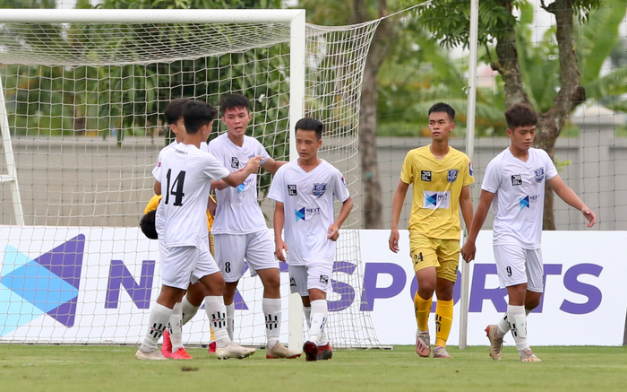 Mến mộ tài năng của các cầu thủ Học viện NutiFood, ông chủ Tuần Châu tặng món quà đặc biệt Ảnh 2
