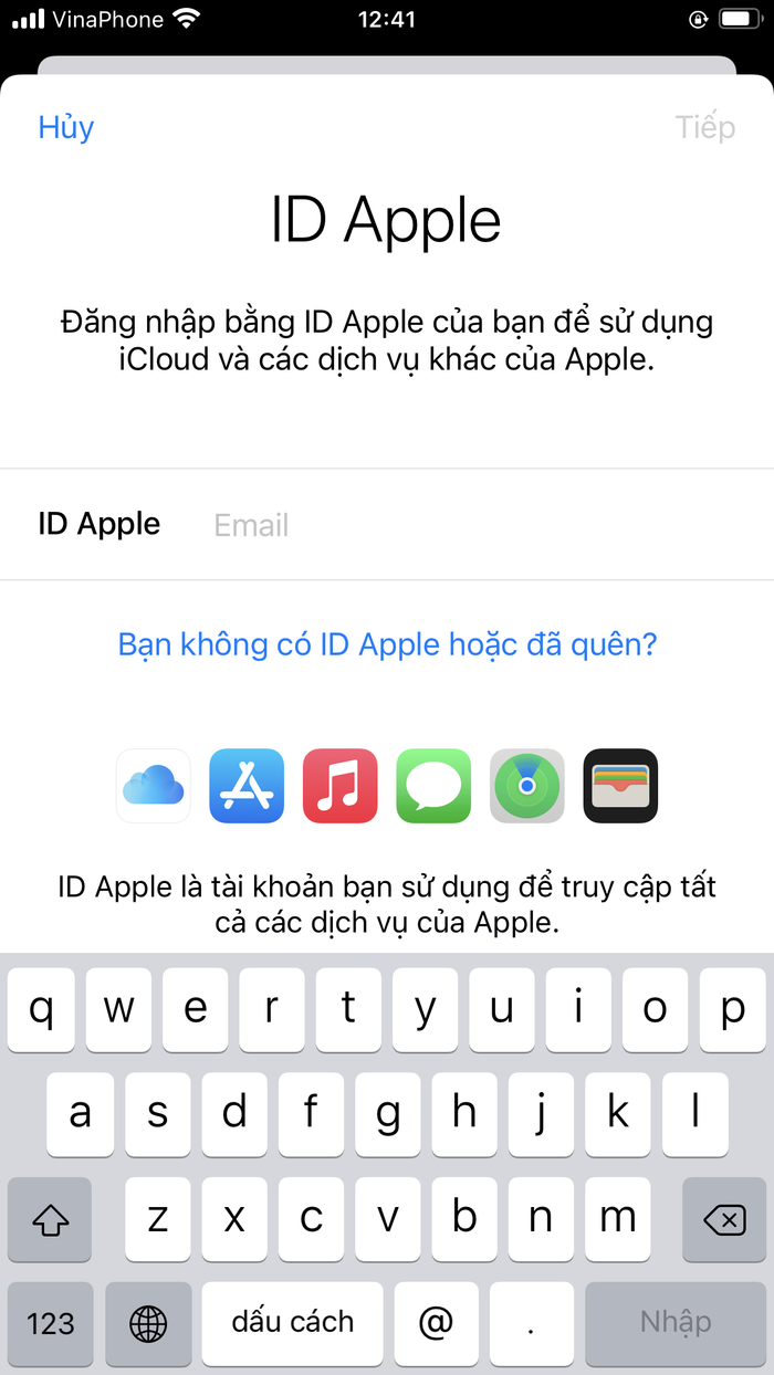 Sau khi đã đăng xuất iCloud trên máy, ấn tạo một Apple ID mới bằng cách ấn vào 'Bạn không có Apple ID hoặc đã quên'.