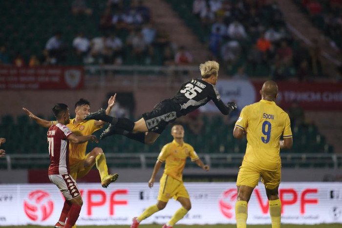 Bùi Tiến Dũng tiếp tục bắt chính trong trận CLB TP.HCM tiếp Nam Định. Ảnh: CLB TP.HCM.