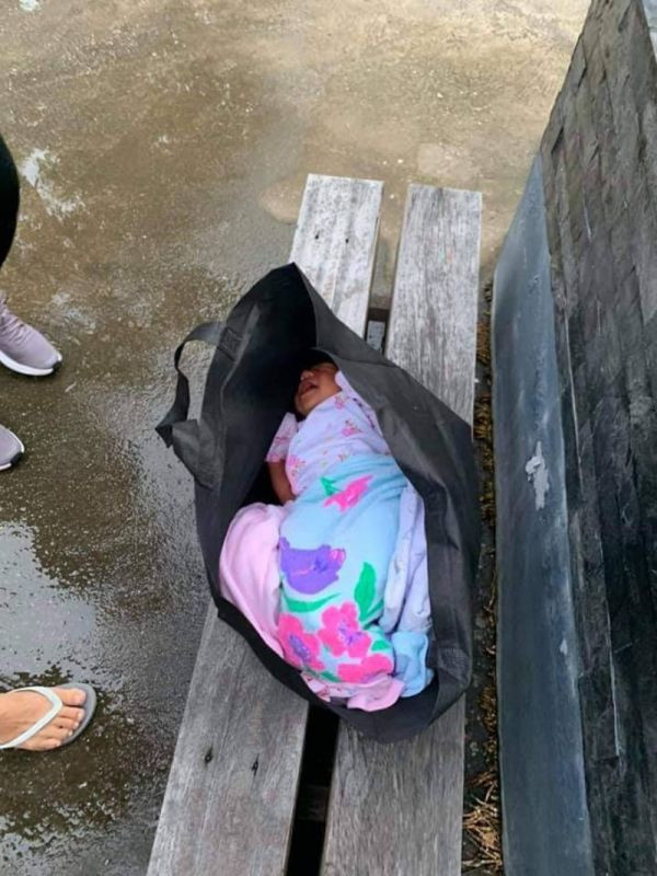 Bé trai sơ sinh bị mẹ bỏ trong một chiếc túi đặt trên ghế.