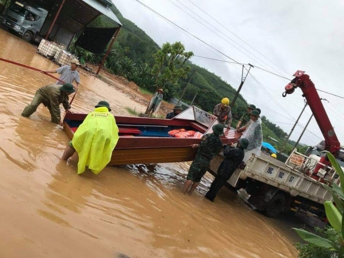 Lực lượng chức năng cứu hộ tại những khu vực bị ngập sâu.