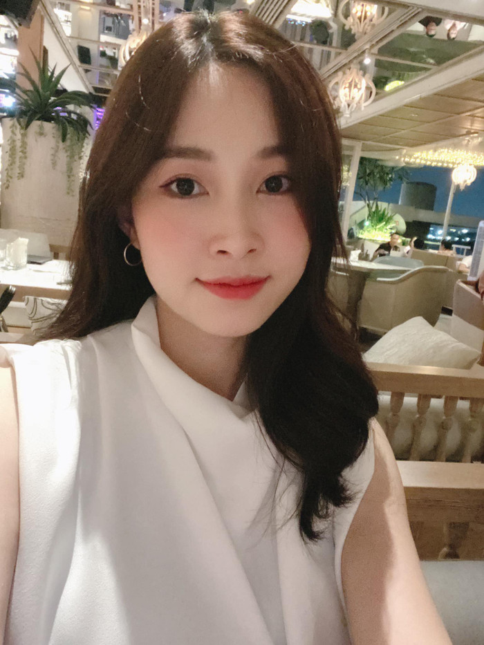 Sau khi sinh con trai, Đặng Thu Thảo tăng cân, gương mặt tròn trịa thấy rõ, tuy vậy cô vẫn giữ được nhan sắc mỹ miều, thậm chí trông còn trẻ ra vài tuổi và tràn đầy sức sống