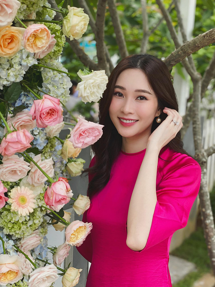 Khoe ảnh đi ăn cưới, Hoa hậu Đặng Thu Thảo khiến fan phải nức nở vì quá đẹp