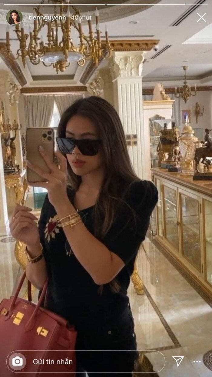 Bên cạnh đó, nội thất trang trí như đèn chùm, rèm cửa, sàn nhà, tủ bàn... cũng được chọn lựa tỉ mỉ, 'ton sur ton' với gam màu chính trong ngôi nhà.