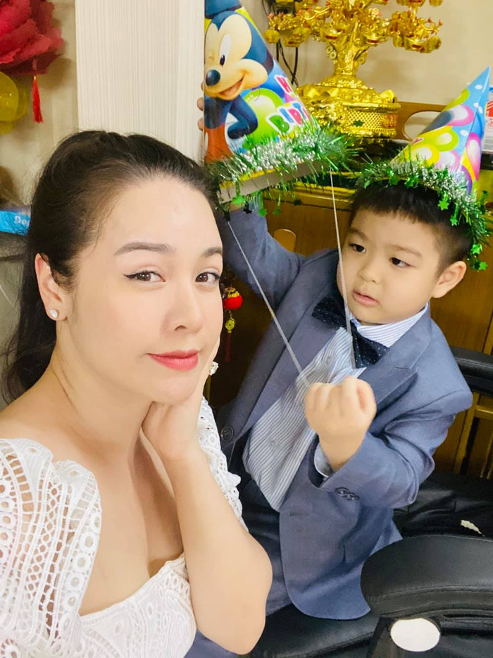 Có lẽ, sau khi nữ diễn viên ra về sớm thì chồng cũ của cô đã gỡ hết hình chụp của hai mẹ con