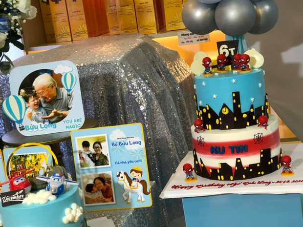 Thay vào đó là loạt khoảnh khắc khác của bé Tin với các thành viên trong gia đình