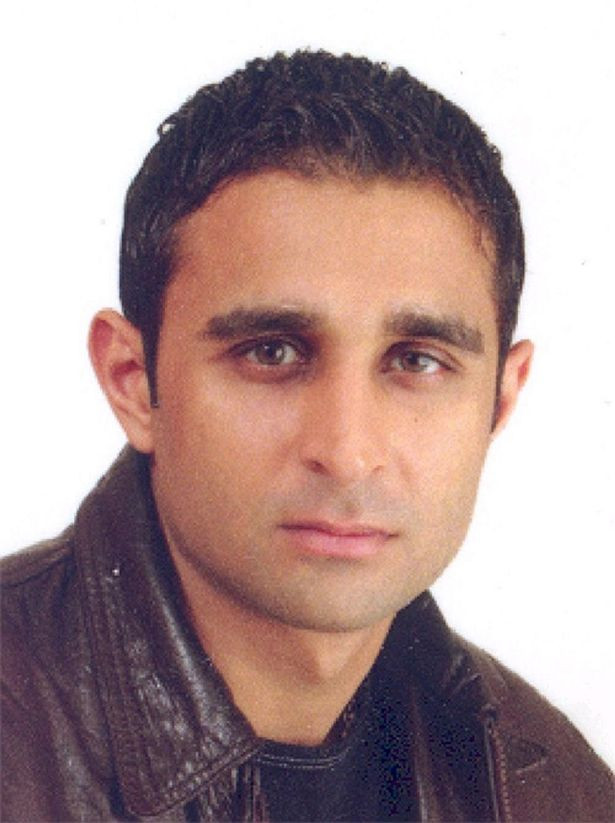 Naveed gục trong vũng máu với vô số vết đâm trên người.