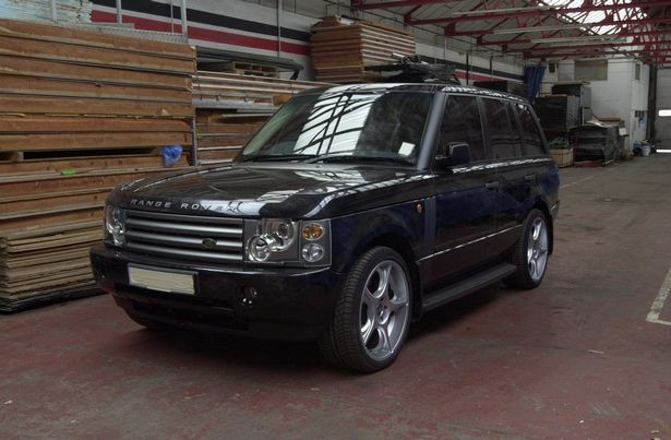 Những tài sản giá trị của anh, từ chìa khóa chiếc Range Rover, đồng hồ Rolex đến ví tiền, vẫn còn nguyên vẹn.