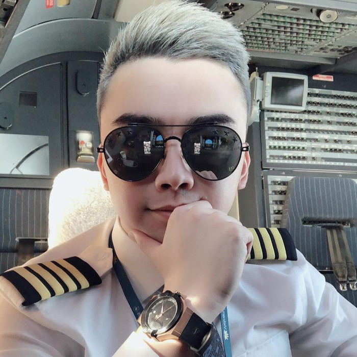 Hà Duy vẫn thường 'đốn tim' dân mạng với những bức ảnh trong đồng phục phi công