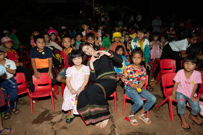 'Chiến binh Hoàn vũ' H'Hen Niê, Khánh Vân, Lệ Hằng diện trang phục Ê Đê tổ chức Trung thu cho trẻ em buôn làng Ảnh 10