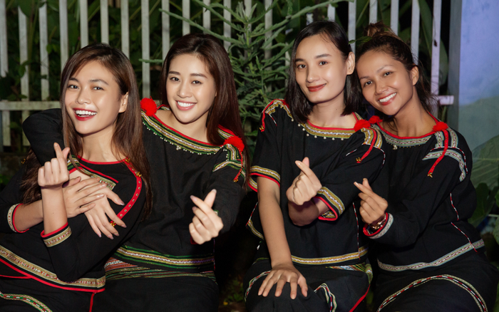 'Chiến binh Hoàn vũ' H'Hen Niê, Khánh Vân, Lệ Hằng diện trang phục Ê Đê tổ chức Trung thu cho trẻ em buôn làng Ảnh 2