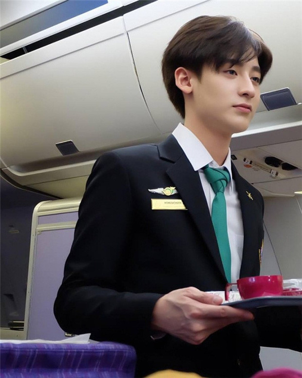 Anh chàng được dân mạng ưu ái gọi với biệt danh 'soái ca hàng không'.