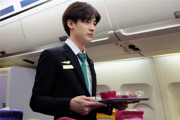 Bất ngờ trước vẻ ngoài ngày càng nữ tính, điệu đà của 'soái ca hàng không' từng gây 'sốt' 5 năm trước Ảnh 4