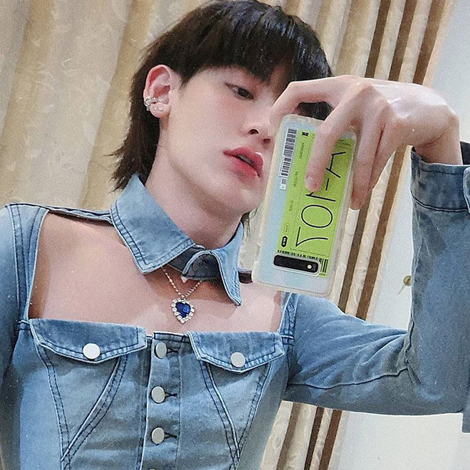 Không chỉ trang điểm kĩ lưỡng mà trang phục, cách tạo dáng của Wongsathorn cũng cực nổi bật và điệu đà.