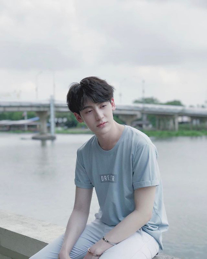 Nhiều người xuýt xoa và cho rằng anh chàng không khác gì 'nam thần' bước ra từ chuyện ngôn tình.