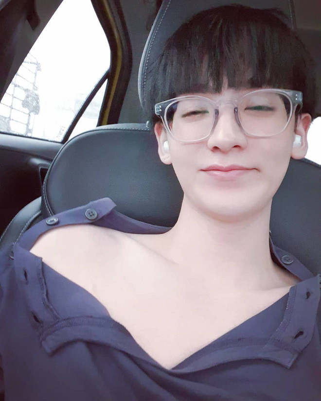 Wongsathorn gây bất ngờ khi 'phanh áo' khoe đôi vai trần của mình. 