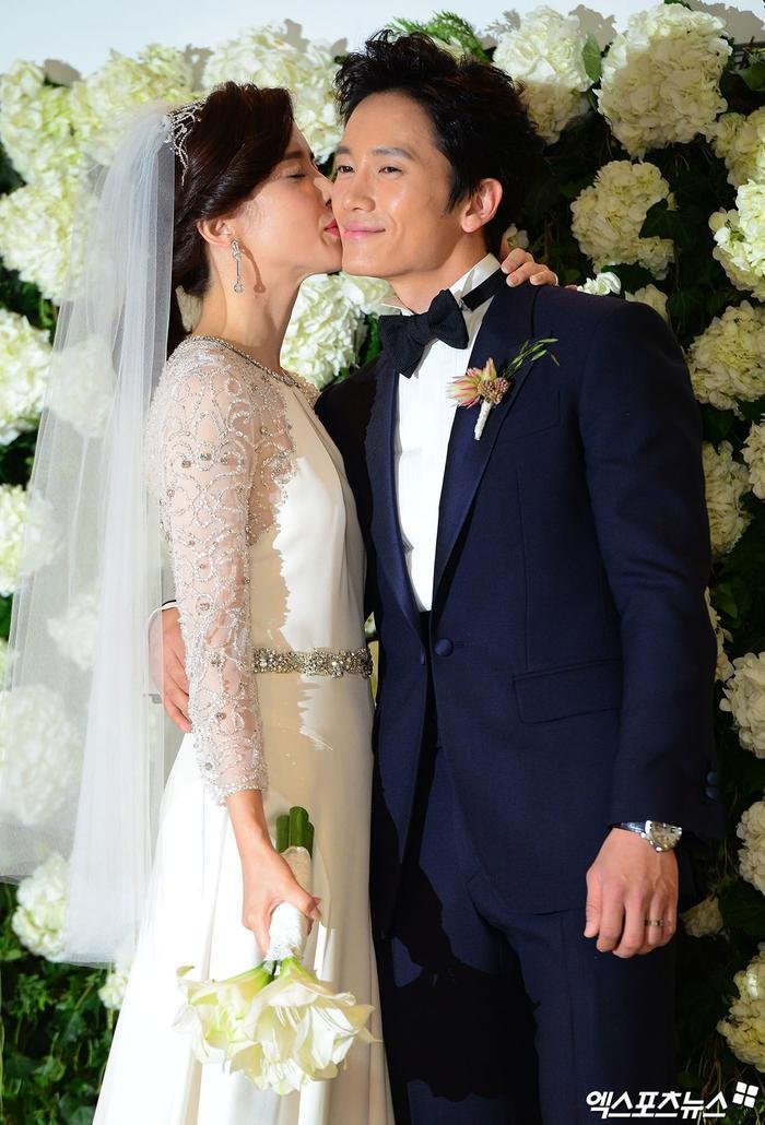 Ji Sung - Lee Bo Young kỷ niệm 7 năm ngày cưới: 'Chị gái ế 38 năm' Han Ji Min lập tức bình luận Ảnh 1