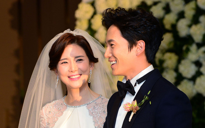 Ji Sung - Lee Bo Young kỷ niệm 7 năm ngày cưới: 'Chị gái ế 38 năm' Han Ji Min lập tức bình luận Ảnh 2