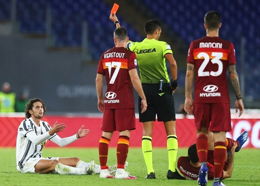 Rabiot nhận thẻ đỏ.