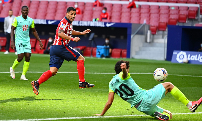 Chiến thắng 6-1 cùng màn trình diễn chói sáng của Suarez, Atletico gửi lời tuyên chiến tới Barca và Real.