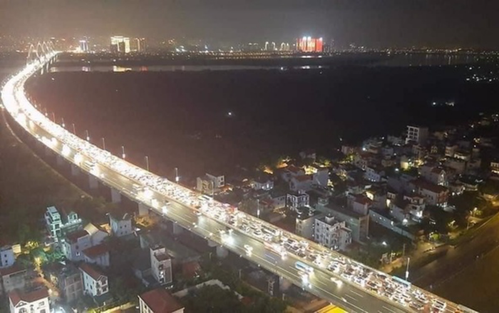 12 ô tô đâm liên hoàn trên cầu Nhật Tân gây ùn tắc kéo dài, nhiều phương tiện chôn chân hàng giờ trên đường Ảnh 2