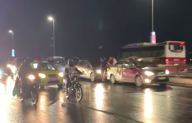 Hiện trường vụ tai nạn liên hoàn.