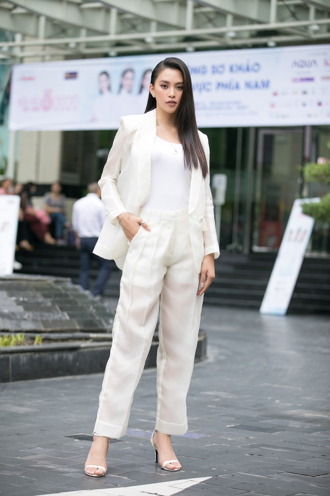 Người đẹp chọn áo tanktop trắng trơn bên trong ở ngoài khoác lên bộ cánh suit 'quyền lực' có kiểu dáng khá 'mát mẻ' này mix kèm giày cao gót xuyệt tông quai mảnh 