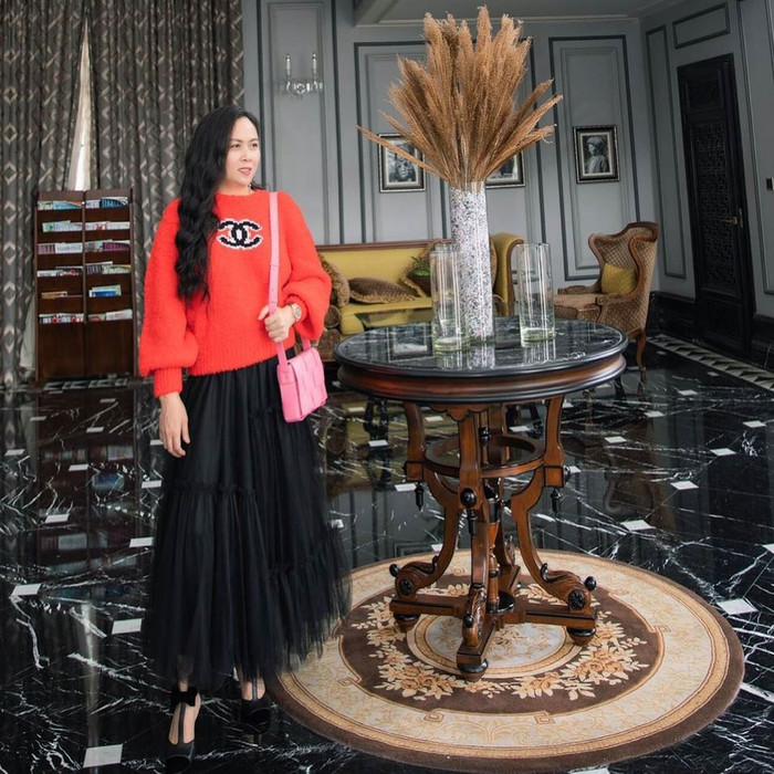 Lỗi phối trang phục, phụ kiện có phần kém tiết chế là điều mà Phượng Chanel bị vướng phải từ xưa đến nay. 