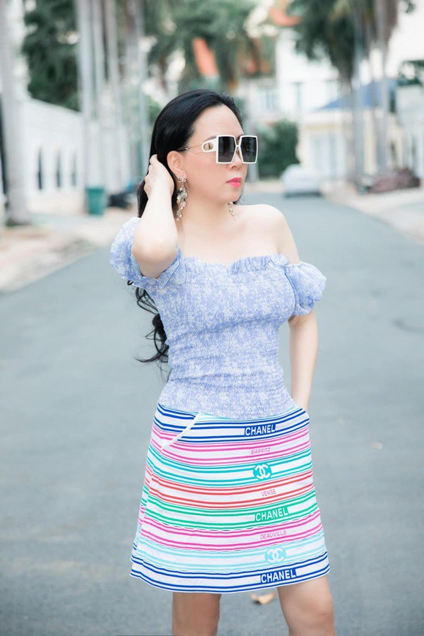 Chưa dừng ở đó, nữ doanh nhân còn sử dụng những món phụ kiện rườm rà, đơn cử như hoa tai dạng chuỗi, mất điểm nhiều phần. 