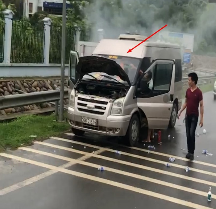 Xe bất ngờ bốc cháy trong buồng lái. 