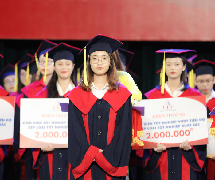 Tân cử nhân ĐH Kinh tế - Tài chính TP.HCM tốt nghiệp 3.96/4.0, đạt IELTS 7.0, duy trì học bổng 100% suốt khóa học Ảnh 1